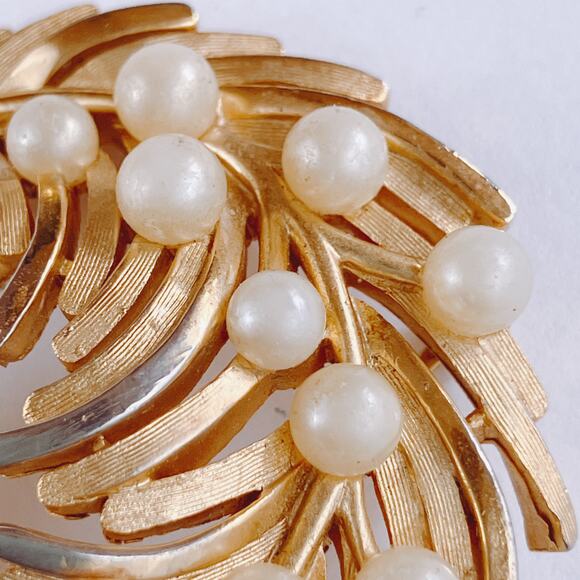 VTG Signed Trifari Brooch Mid Century Gold Tone Faux Pearl Swirl Leaf 1950s - Picture 4 of 11